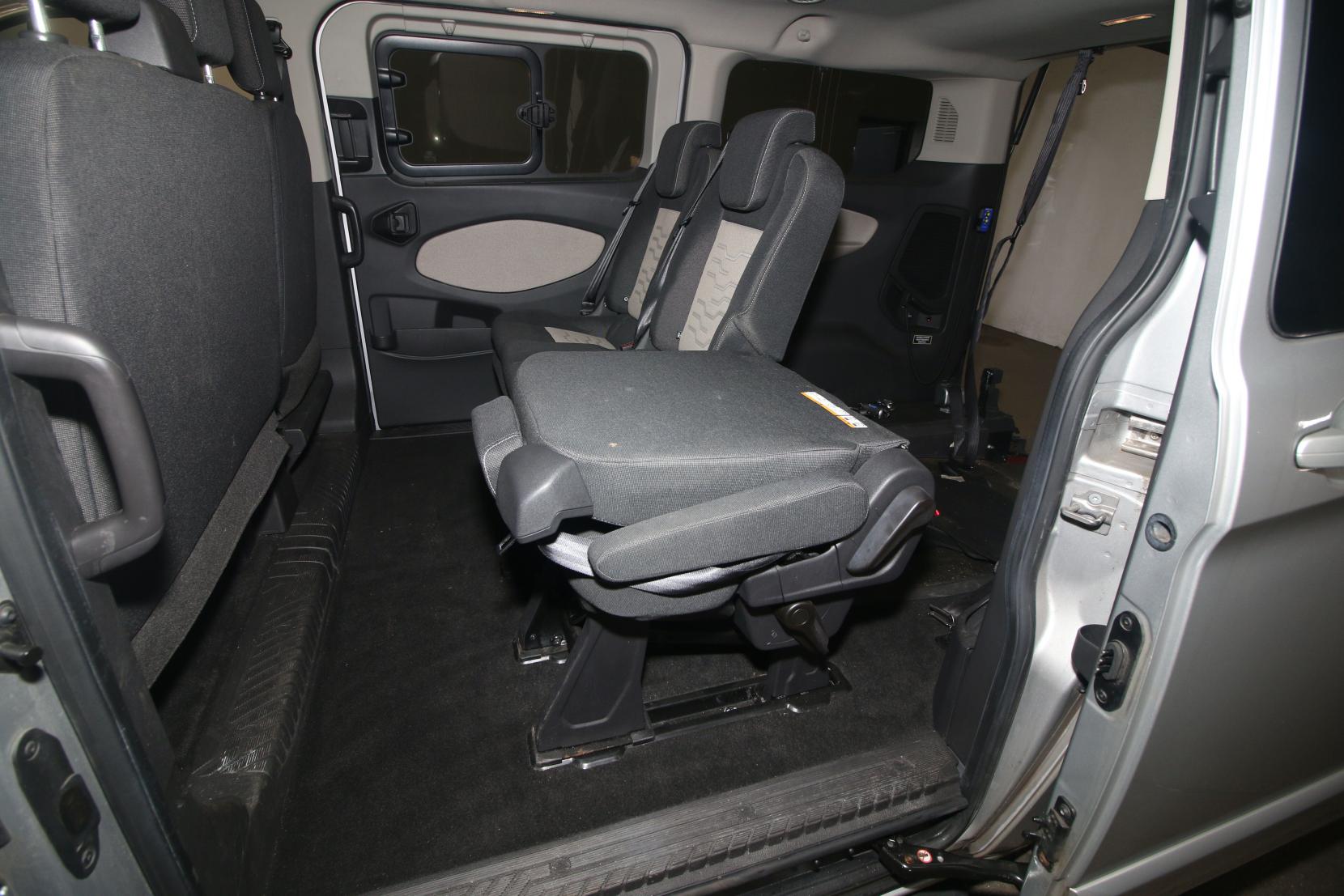 Ford Tourneo Custom 2.0 310 EcoBlue Titanium Minibus Double Cab 5dr Diesel Manual L1 Euro 6 (s/s) (130 ps) WAV